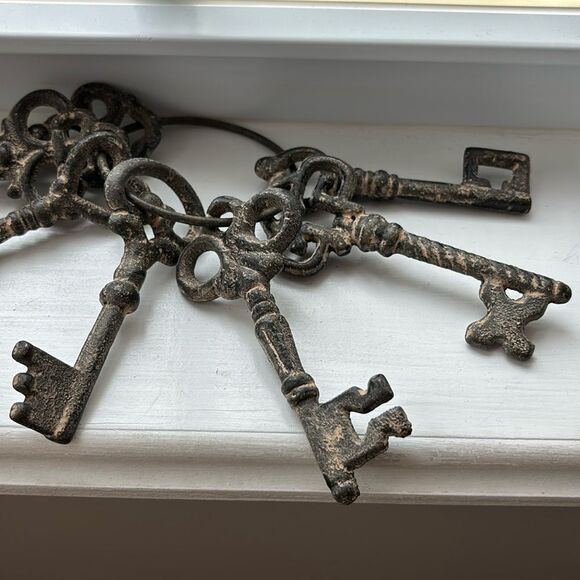 Cast Iron Seven-Piece keys heavy & large skeleton keys (all different) - Picture 2 of 6
